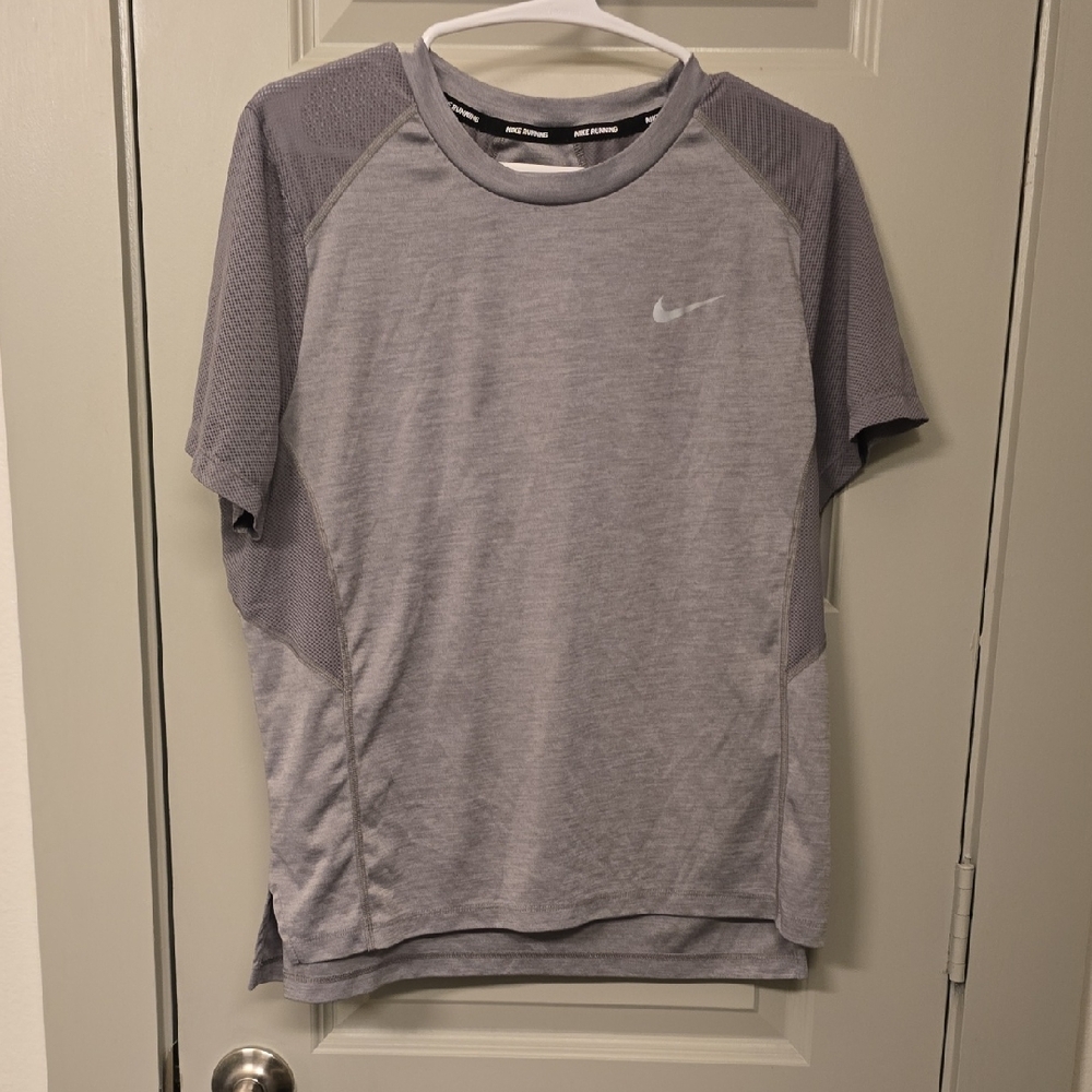 Nike Women's Light Gray Short Sleeve Tee
